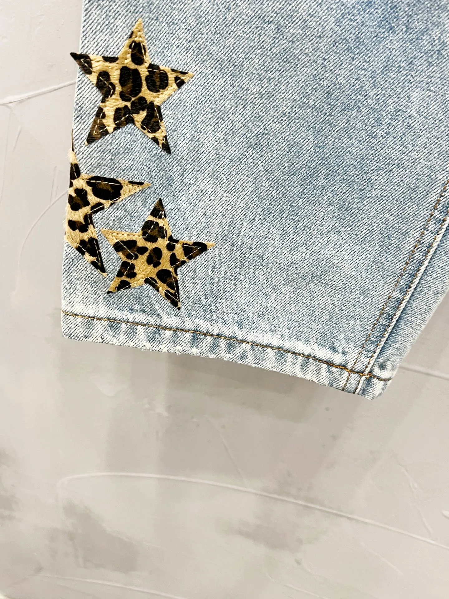 P250 Style No.: [M931] Chrome Hearts SS25 star embroidered zipper straight jeans for men and women, blue, top ceiling quality, styles with different wash textures, very friendly to people with thin legs and thick legs, the straight slim fit is very flattering to the leg shape, timeless moderate length, easy to match with, basic styling for various styles, a must-have in the wardrobe! The fabric is stiff but also makes the upper body soft without losing texture. The washing process is even more perfect. It is a must-have item for everyone! ! ! Washed wheat, hang tag, pants label, three labels complete Color: blue Size: 30, 32, 34, 36